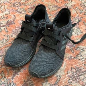 Women’s black tennis shoes